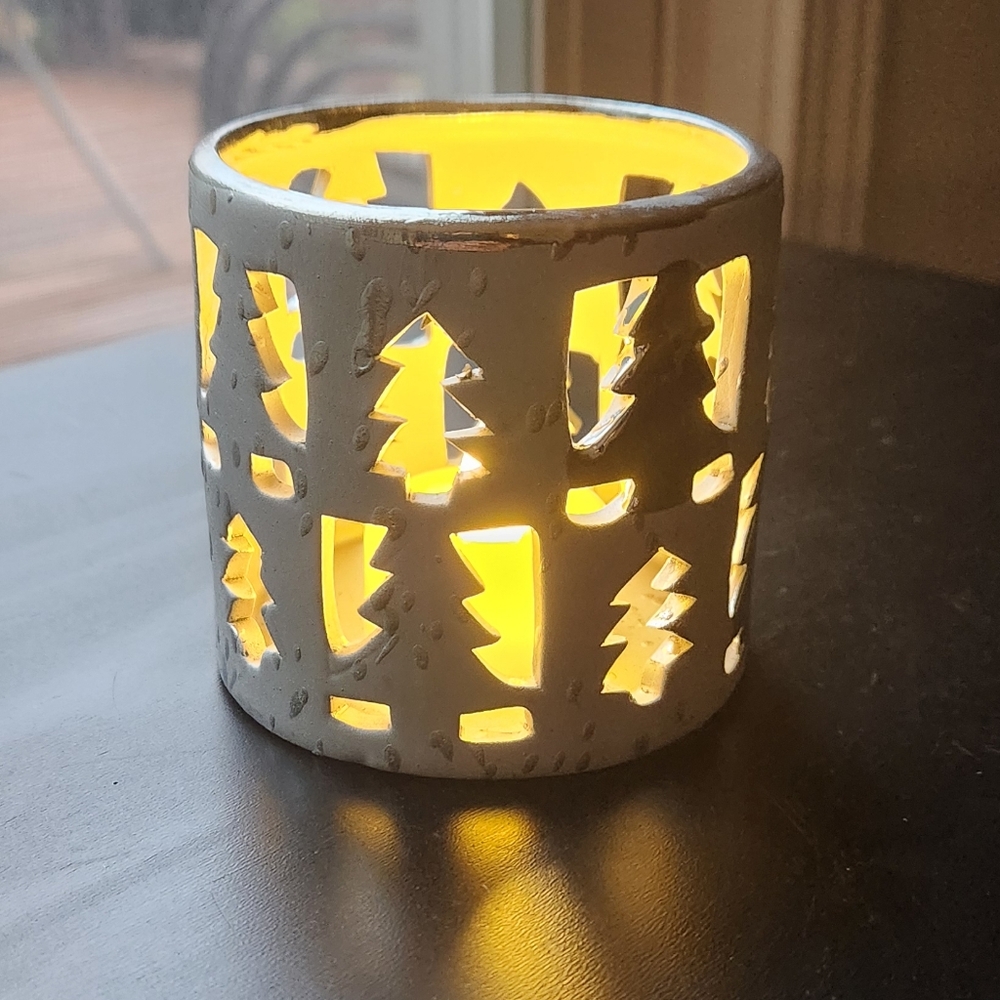 Tree pattern tea light holder